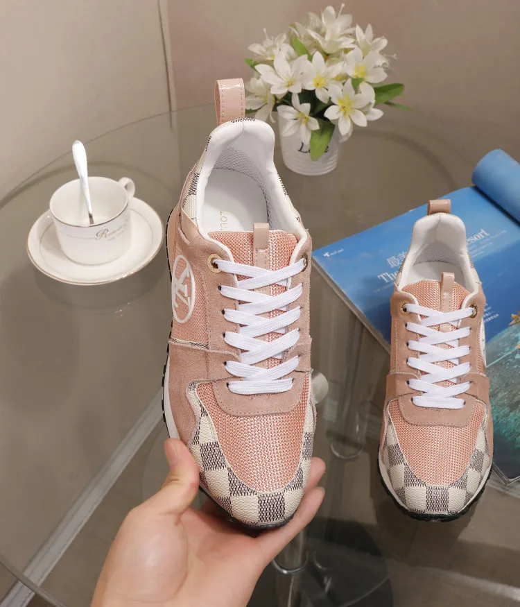 👟👟Ex-factory price 400👟👟 Men's size +10 Couple style, 2019 spring and summer new LOUIS VUITTON The same style of casual sports shoes is launched on Louis Vuitton's official website. Fabric: imported cowhide/cow velvet/breathable mesh, (imported mesh with silicone LV logo), rubber combination outsole, 2cm behind the sole, built-in 0.5cm comfortable feet, size 35-41 for women, 39-46 for men, welcome new and old customers to repost pictures for sale